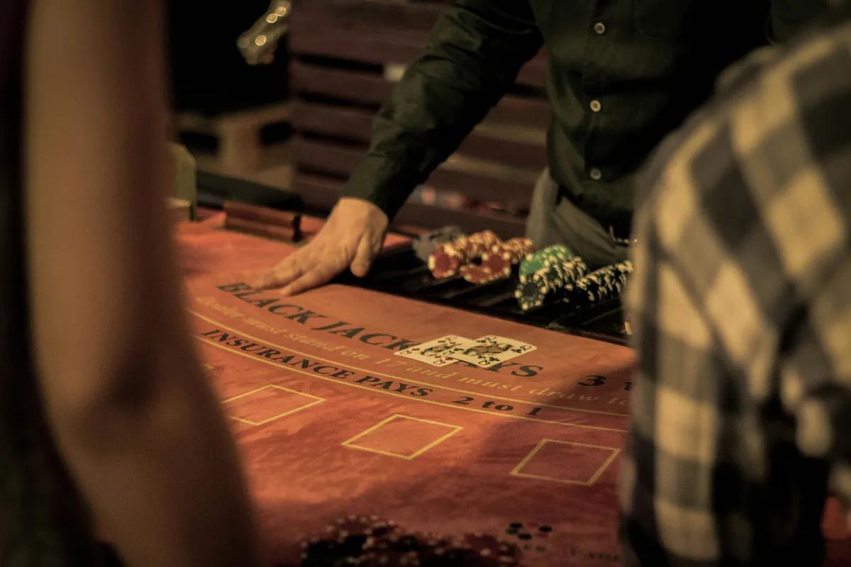 Bir Bahisçinin Derin Dalışı: Kanada Çevrimiçi Blackjack'inde Oranları Anlamak
