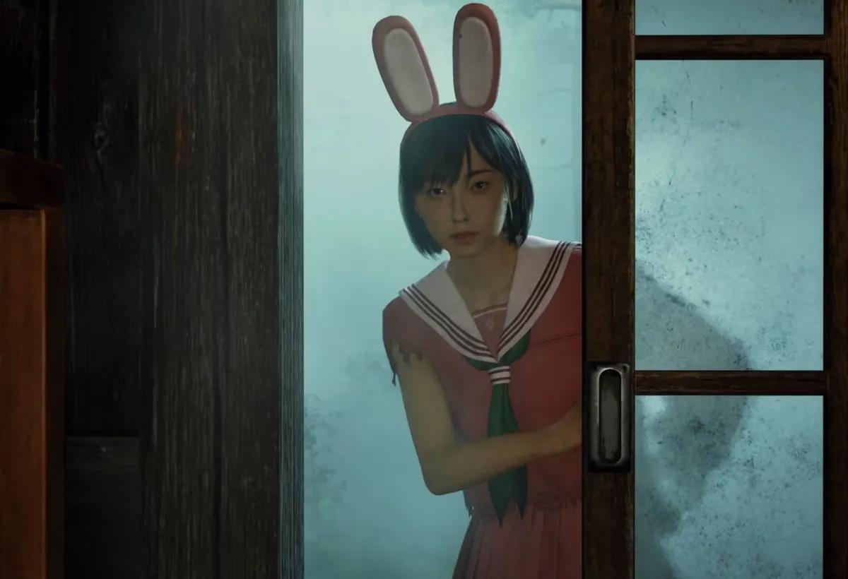 Silent Hill f Pembe Tavşan Kostümü Korkunun Ortasında Nostaljik Bir Rahatlama Sunuyor