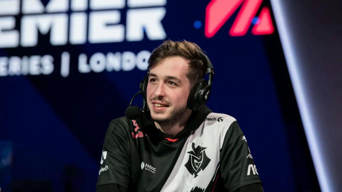 kennyS: "Gerçekten ne yapmak istediğimi bilmeden kıçımı iki sandalyenin arasına sıkıştırdım"