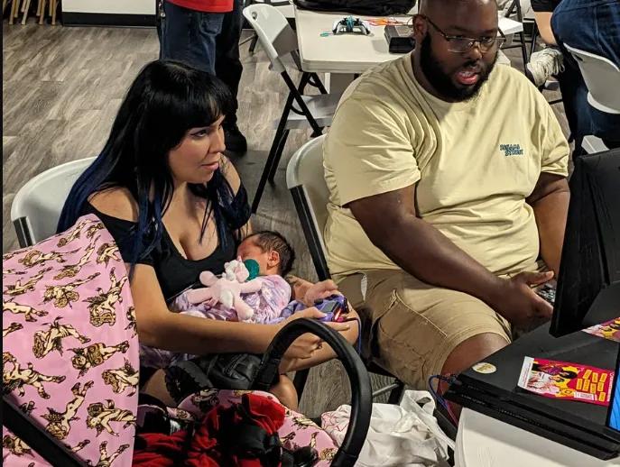 Florida'lı Anne, Yenidoğanını Kucağına Alırken Mortal Kombat Turnuvasını Kazandı