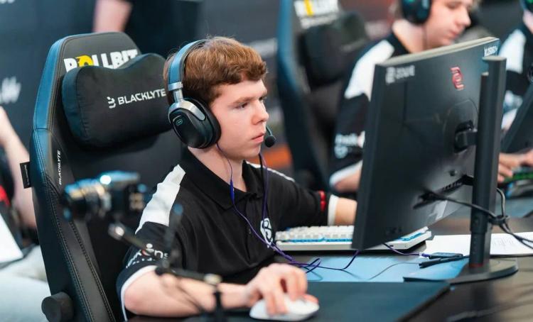 Danyyl "headtr1ck" Valitov B8'den ayrılıyor - oyuncu transfer listesine alındı