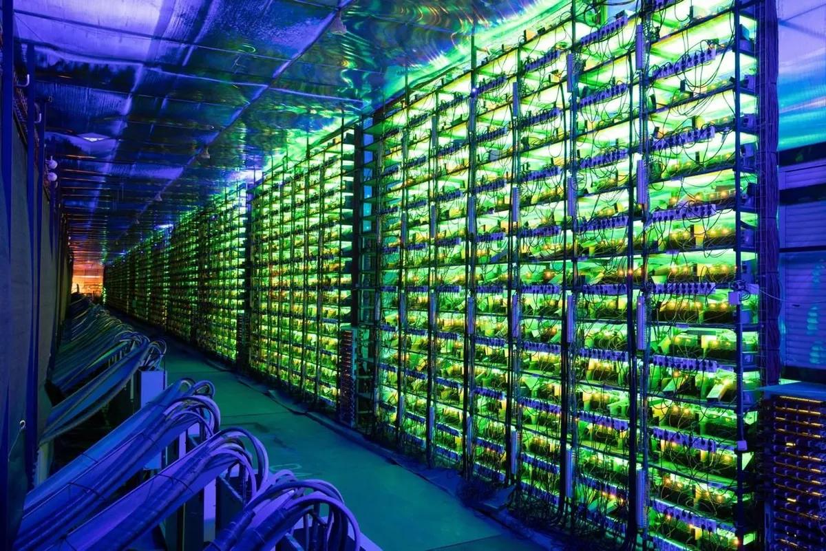 Bitcoin madencileri, üretim maliyetlerinin piyasa fiyatının üzerine çıkması ve sektör genelinde birleşmelere yol açması nedeniyle baskı altında.